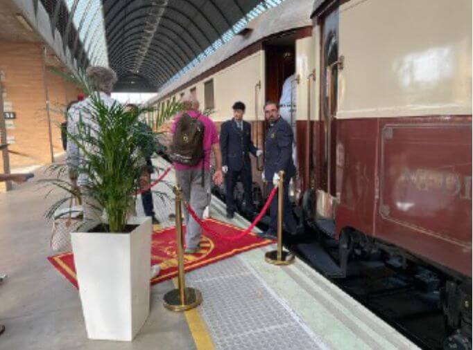El Tren Al Andalus Empfang Zug - Einstieg mit rotem Teppich