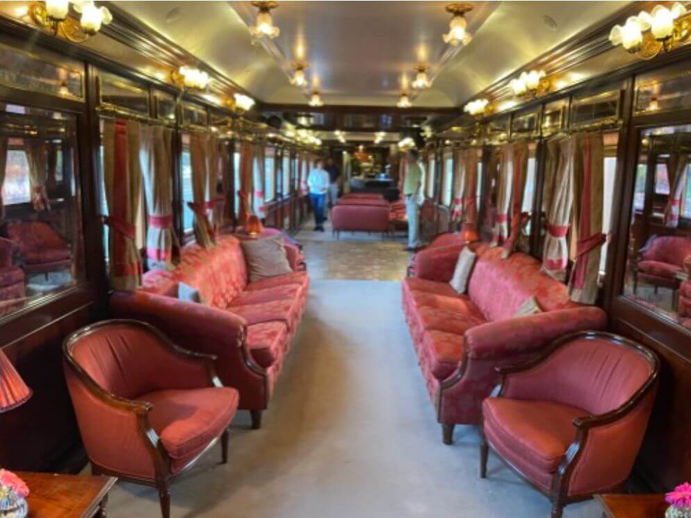 El Tren Al Andalus Salon 2 - Innenleben des Salon-Wagons mit aus rotem Samt gepolsterten Stühlen und Bänken
