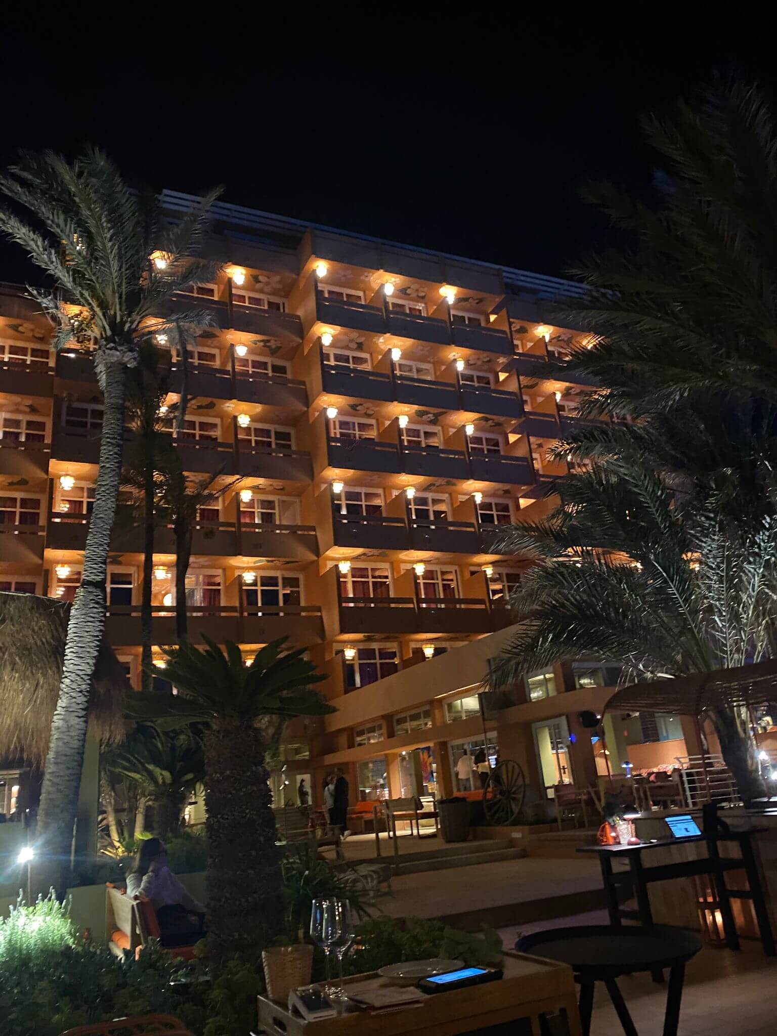 CPSREISEN Mallorca Colonia de Sant Jordi Bikini Island Mountain Hotel Es Trenc Fassade hinten beleuchtet im Dunkeln